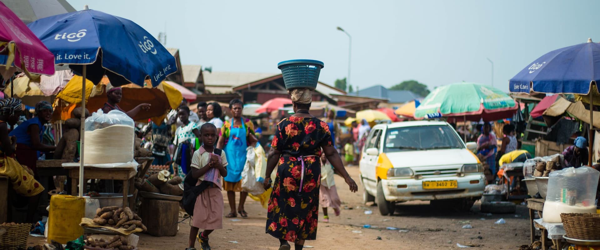 A lively Ghanaian market